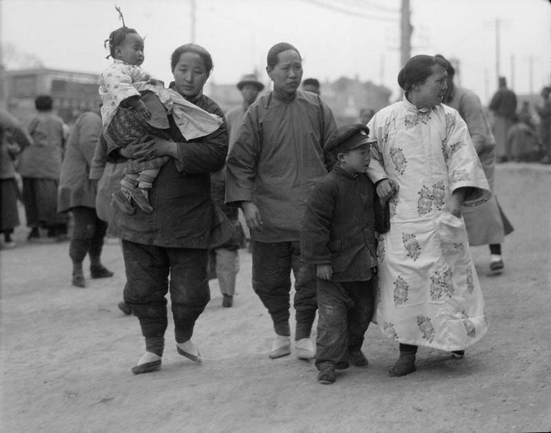 Mujeres y ni?os en Beijing en la década de 1920. (Foto: Sidney Gamble)