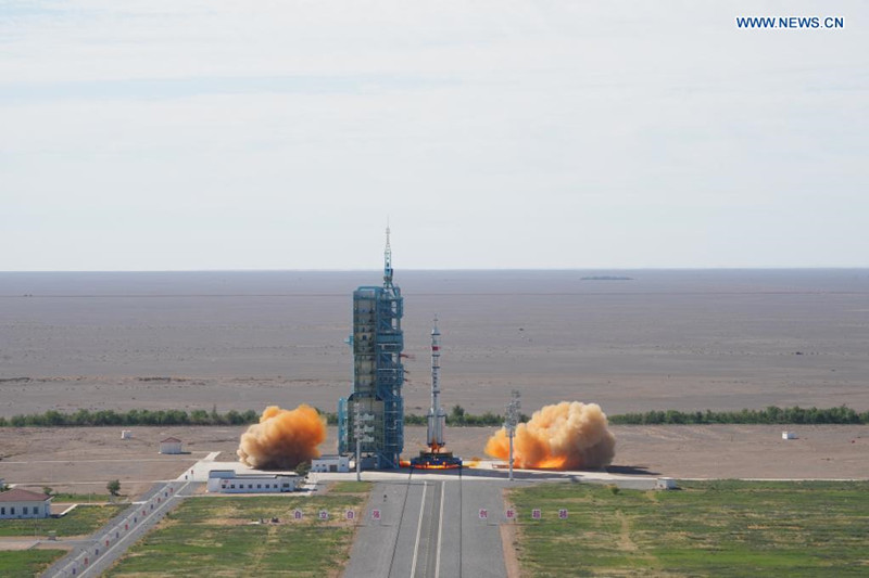 China lanza primera misión tripulada para construcción de estación espacial