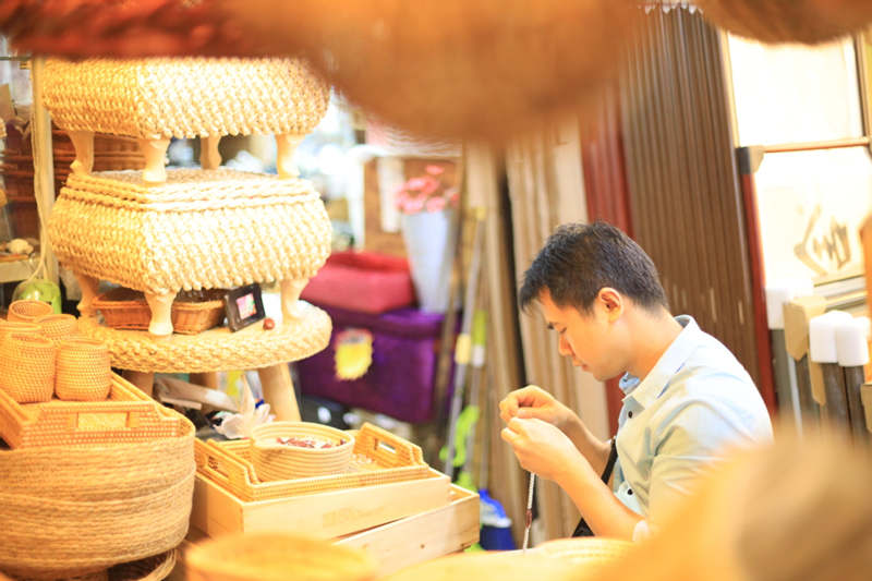 Tienda en Chongqing que vende una gran variedad de artesanías de tejido de ratán se ha convertido en un lugar caliente para visitar para muchos jóvenes últimamente. [Foto: chinadaily.com.cn]