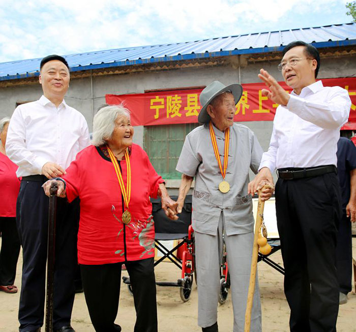 Una pareja en el condado Ningling de la provincia de Henan (el esposo tiene 119 a?os y su esposa 114 a?os) recibió recientemente el reconocimiento a la pareja casada más anciana del mundo por la organización Carrying the Flag World Records. Su familia la componen 100 miembros repartidos en seis generaciones. [Foto de Song Tao / para chinadaily.com.cn]