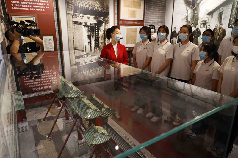 Estudiantes de la Escuela Secundaria No. 65 visitan la exposición sobre el PCCh que acoge el legendario "Edificio Rojo", Beijing, 29 de junio del 2021. [Foto: Zhu Xingxin/chinadaily.com.cn]