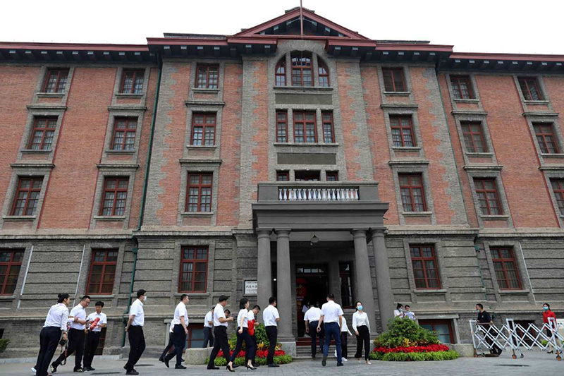 Visitantes recorren la exposición sobre el PCCh que acoge el legendario "Edificio Rojo", Beijing, 29 de junio del 2021. [Foto: Zhu Xingxin/chinadaily.com.cn]