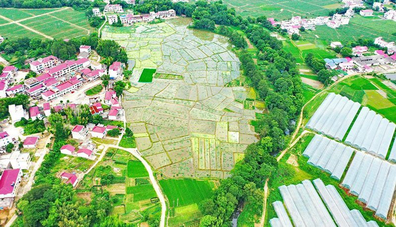 Foto tomada el 21 de mayo de 2021 muestra una pintoresca vista de verano en el condado Huichang, ciudad de Ganzhou, provincia de Jiangxi en el este de China. (Foto de Zhu Haipeng / Pueblo en Línea)