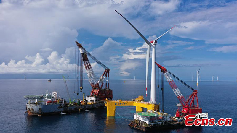 Un aerogenerador flotante resistente a tifones ha sido instalado en la zona marítima de Yangjiang, provincia de Guangdong, 13 de julio del 2021. (Foto: Ji Haisheng)