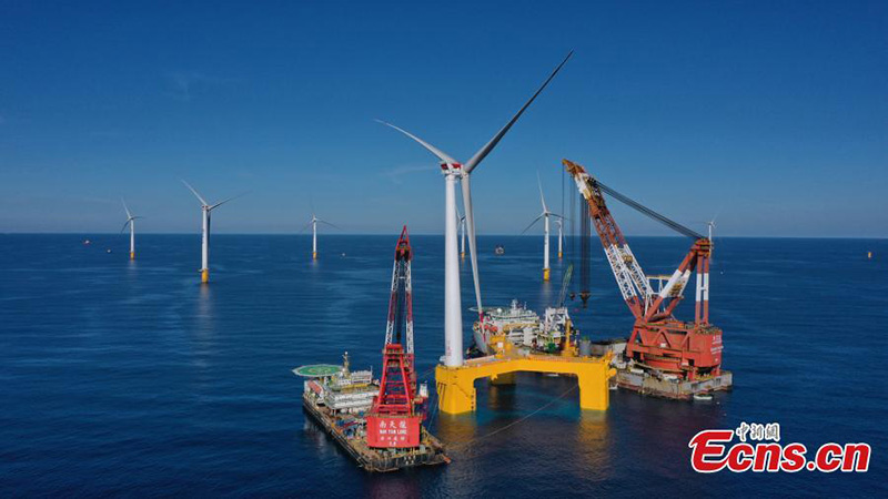 Aerogenerador flotante a prueba de tifones ha sido instalado en la zona marítima de Yangjiang, provincia de Guangdong, 13 de julio del 2021. (Foto: Ji Haisheng)