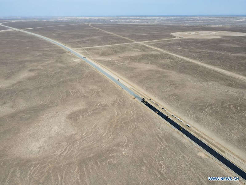 Avanza la construcción de la primera autopista a través del desierto en Xinjiang