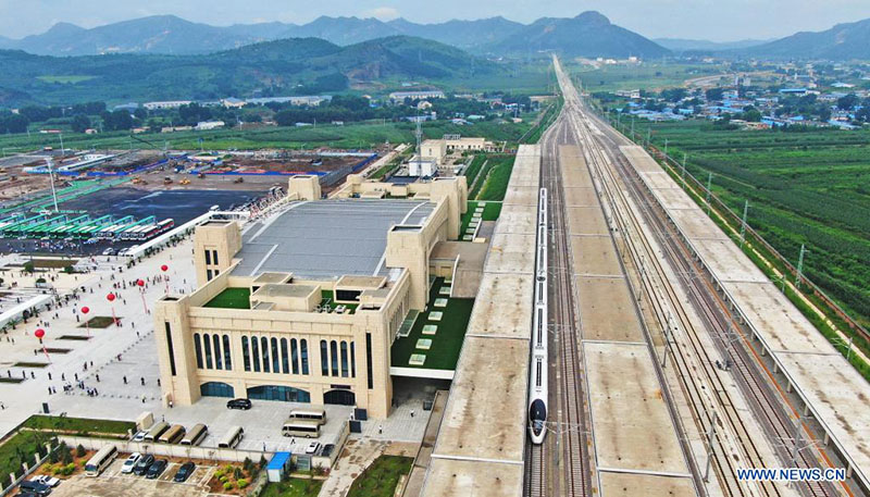 Foto aérea tomada el 3 de agosto de 2021 muestra el tren de pasajeros No. G9147 de Jinzhou Norte a Dalian operando a lo largo del recién inaugurado ferrocarril de alta velocidad Chaoyang-Linghai en la provincia de Liaoning, noreste de China.