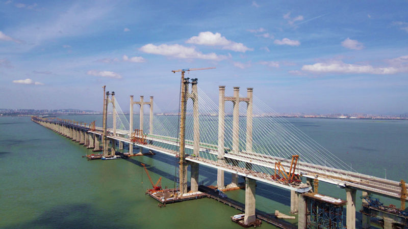 Las dos mitades del gran puente por encima del mar se conectan en Fujian