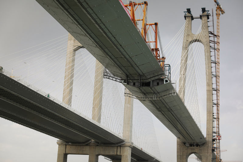 Las dos mitades del gran puente por encima del mar se conectan en Fujian