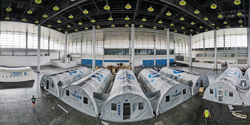 Los miembros del personal instalan un laboratorio de pruebas inflable "Falcon" para las pruebas de ácido nucleico de COVID-19 en el Centro Internacional de Exposiciones de Yangzhou, provincia de Jiangsu, en el este de China, el 10 de agosto de 2021. [Foto de Meng Delong / para China Daily]