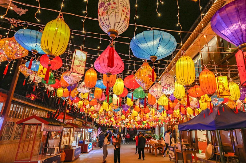 El 5 de mayo de 2021, la antigua ciudad de Guansheng en el distrito Fancheng de la ciudad de Xiangyang, en la provincia de Hubei, en el centro de China, se iluminó por la noche, atrayendo a muchos lugare?os y turistas. (Yang Dong / Pueblo en Línea)