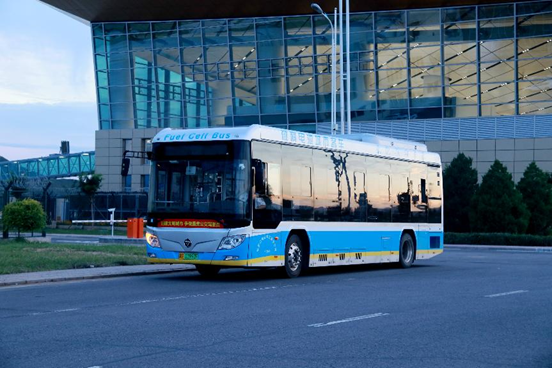 Un autobús de batería de combustible de hidrógeno circuló por la plaza frente a la Terminal 2 del Aeropuerto Ningyuan de Zhangjiakou el 4 de agosto de 2020. Foto: Chen Xiaodong / Pueblo en línea