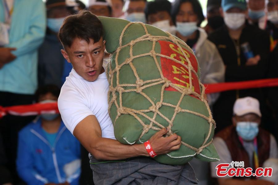 Un competidor levanta una bolsa de arena durante la competición en los séptimos Juegos Deportivos de Minorías étnicas Tradicionales de Qinghai en la ciudad de Haidong, provincia de Qinghai, noroeste de China, el 13 de septiembre de 2021 (Foto: Servicio de Noticias de China / Zhang Tianfu)