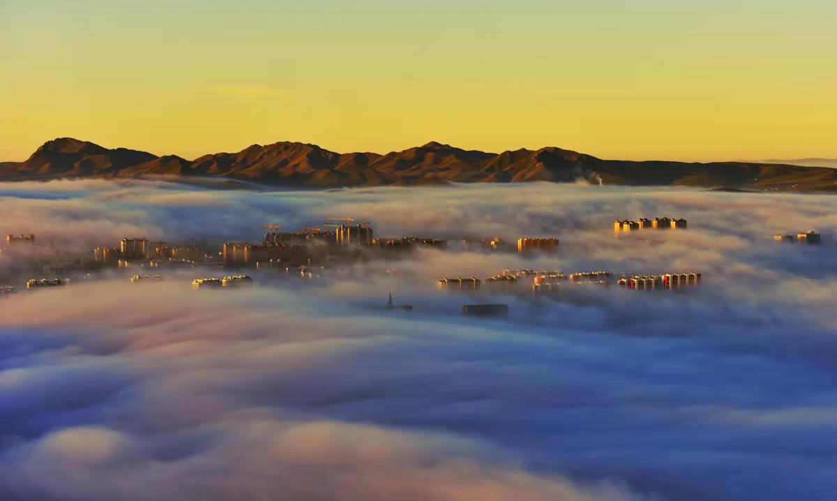 Las monta?as en Ar Horchqin, en la región autónoma de Mongolia Interior, envueltas en nubes y niebla a principios de oto?o. [Foto / chinadaily.com.cn]