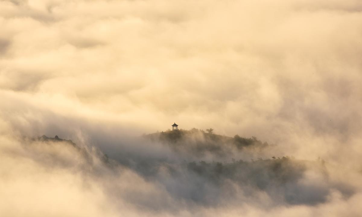 Las monta?as en Ar Horchqin, en la región autónoma de Mongolia Interior, envueltas en nubes y niebla a principios de oto?o. [Foto / chinadaily.com.cn]