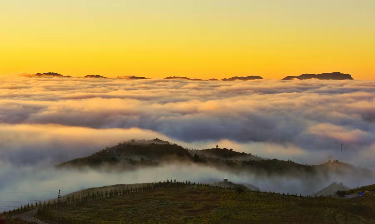 Las monta?as en Ar Horchqin, en la región autónoma de Mongolia Interior, envueltas en nubes y niebla a principios de oto?o. [Foto / chinadaily.com.cn]