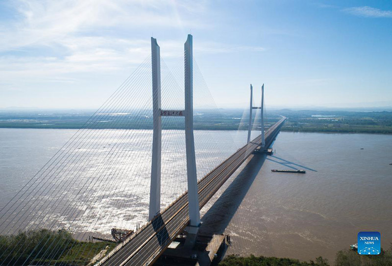 Abren al tráfico dos nuevos puentes sobre el río Yangtze 