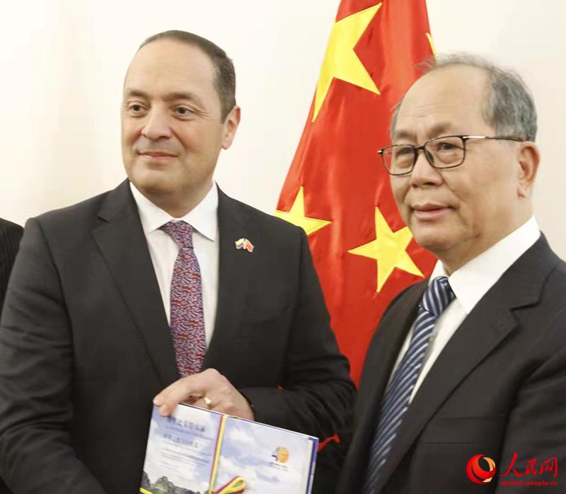 Con la presentación de un libro en mandarín sobre La Serranía de Chiribiquete, patrimonio nacional y cultural de la humanidad, Colombia y China conmemoraron el 40 aniversario de relaciones diplomáticas, Beijing, 19 de octubre del 2021. (Foto: YAC)