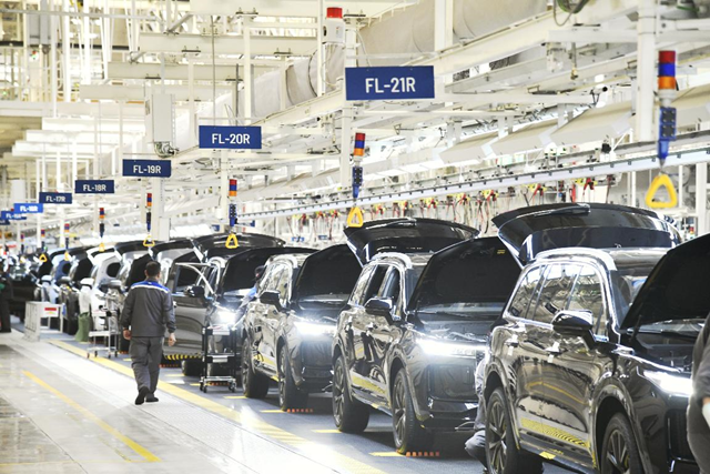 Línea de producción de coches inteligentes de Ideal Auto en Changzhou, provincia de Jiangsu, 25 de abril del 2021. (Foto: Xia Chenxi/ Pueblo en Línea)