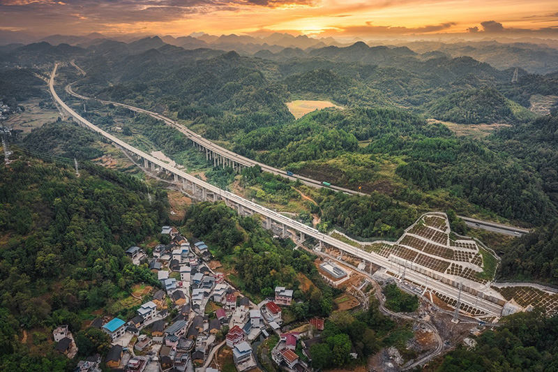 Un tren de prueba circula en una sección del ferrocarril de alta velocidad Zhangjiajie-Jishou-Huaihua en octubre de 2021. [Foto: proporcionada a chinadaily.com.cn]