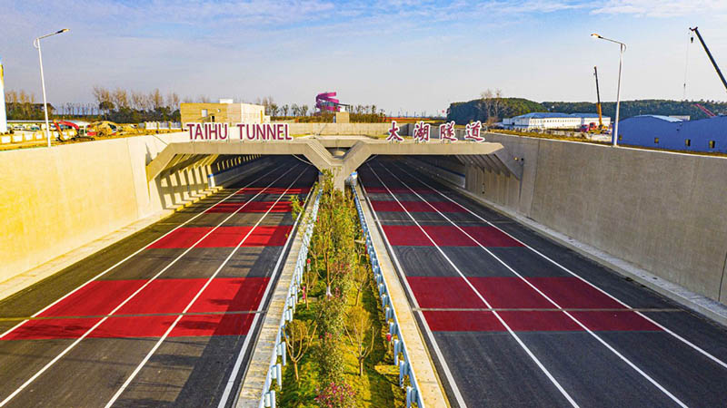 Túnel construido bajo el lago Taihu de Wuxi, provincia de Jiangsu. [Foto: proporcionada a chinadaily.com.cn]