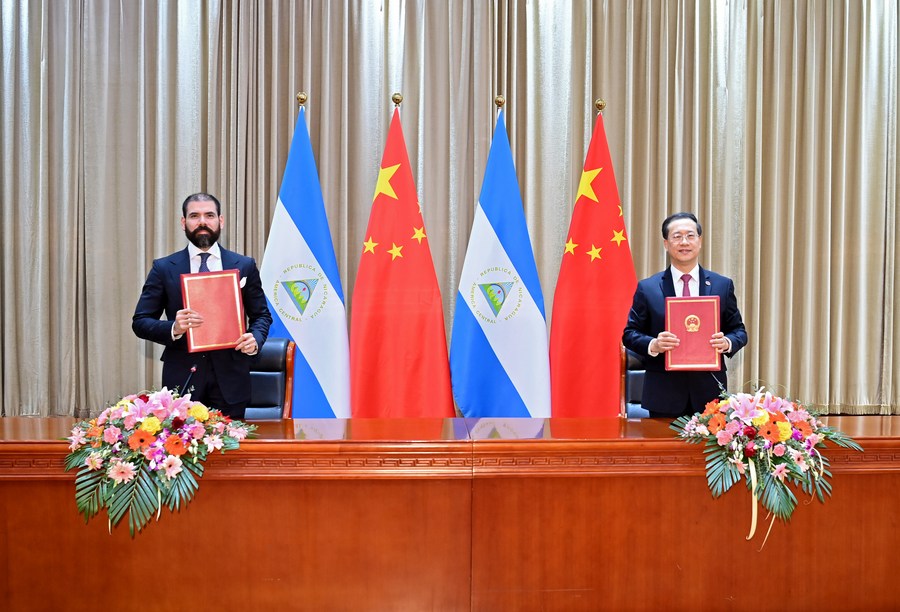 China y Nicaragua firman el Comunicado Conjunto entre la República Popular China y la República de Nicaragua sobre el Restablecimiento de Relaciones Diplomáticas, en Tianjin, en el norte de China, el 10 de diciembre de 2021. (Xinhua/Yue Yuewei)