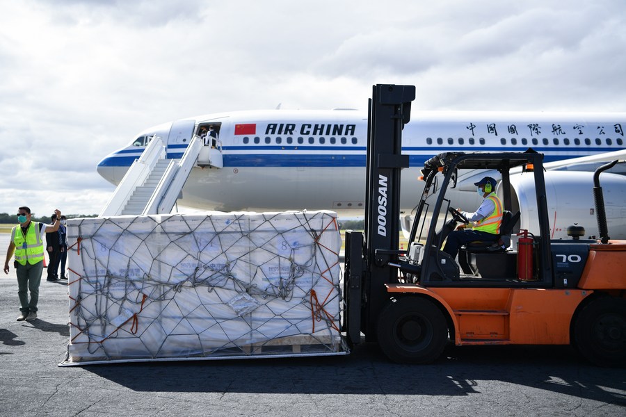 Empleados trasladan vacunas chinas contra la COVID-19 en un aeropuerto en Managua, Nicaragua, el 12 de diciembre de 2021. (Xinhua/Xin Yuewei)