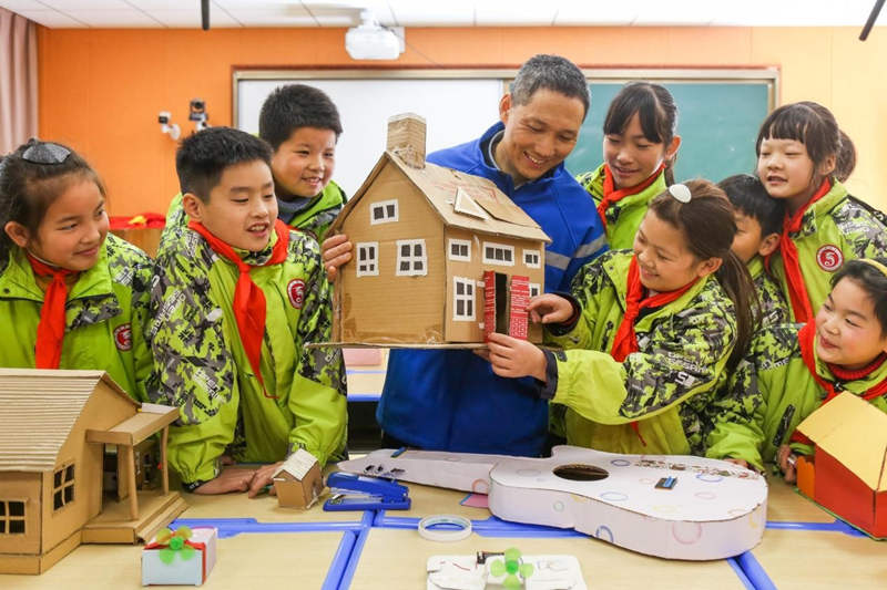 El 24 de noviembre de 2021, los estudiantes de la Quinta Escuela Primaria en el condado Changxing, ciudad de Huzhou, provincia de Zhejiang, junto con el mensajero exhibieron sus artesanías creativas y respetuosas con el medio ambiente. Chen Haiwei / Pueblo en Línea