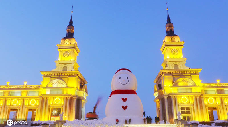 Gran mu?eco de nieve saluda en Harbin