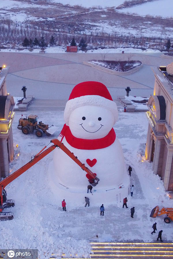 Gran mu?eco de nieve saluda en Harbin