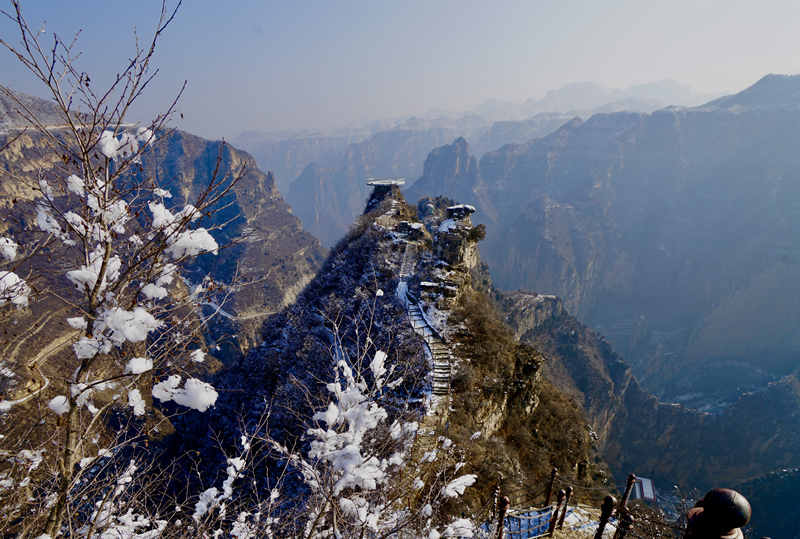 Un paisaje helado de cuento de hadas atrae a los turistas al Ca?ón Tongtianxia