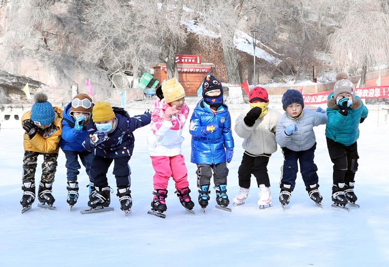 Los ni?os practican patinaje bajo la instrucción de un entrenador en un parque en Urumqi, en la región autónoma Uygur de Xinjiang, en el noroeste de China, el 9 de enero de 2022. (Foto de Zhang Xiuke/Pueblo en Línea)