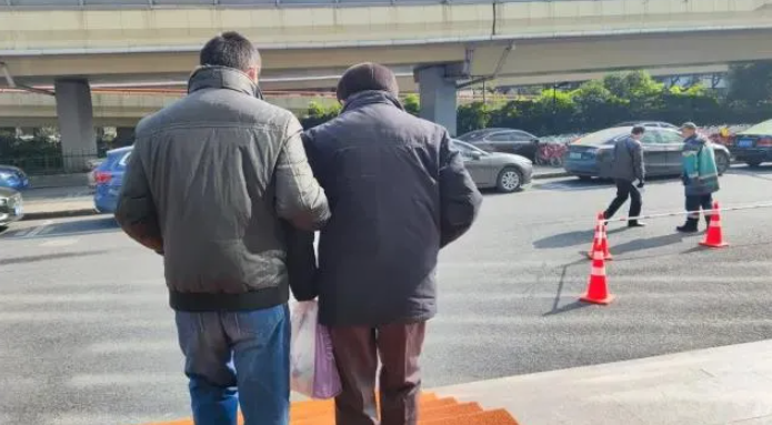 Jin Xiaoyu y su padre Jin Xingyong. [Foto: Diario de Hangzhou]