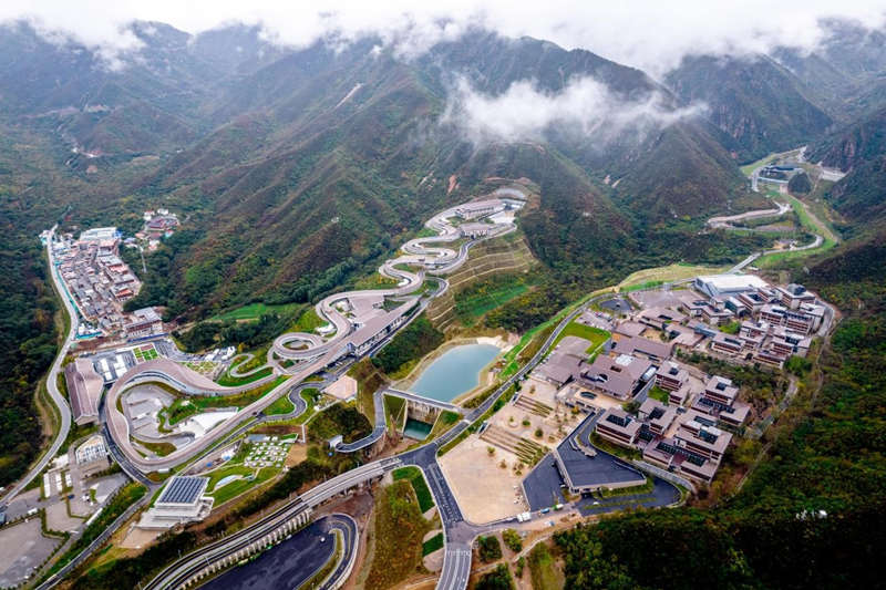 La Villa Olímpica de Invierno de Yanqing está ubicada al pie de la monta?a Xiaohaituo en el condado de Zhangshanying, distrito de Yanqing, Beijing, junto al Centro Nacional de Bobsleigh y Luge y el Centro de Noticias de la Monta?a. Wang Zirui/Pueblo en Línea