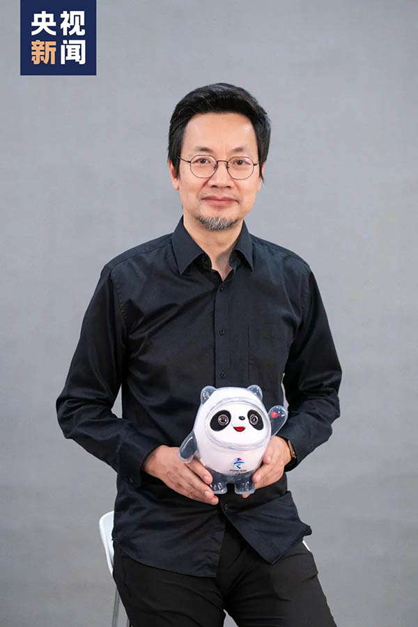 Cao Xue, profesor de la Academia de Bellas Artes de Guangzhou, dise?ador jefe de Bing Dwen Dwen, mascota de los Juegos Olímpicos de Invierno Beijing 2022. [Foto: CMG]