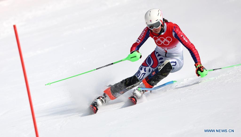 Atleta eslovaca Petra Vlhova gana medalla de oro en slalom femenino en Juegos Olímpicos de Invierno Beijing 2022