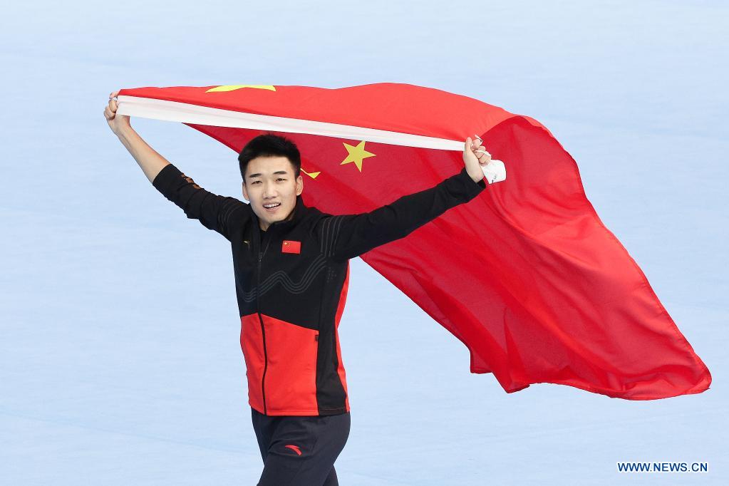 Chino Gao Tingyu gana oro e impone récord en patinaje de velocidad de 500 metros en Beijing 2022