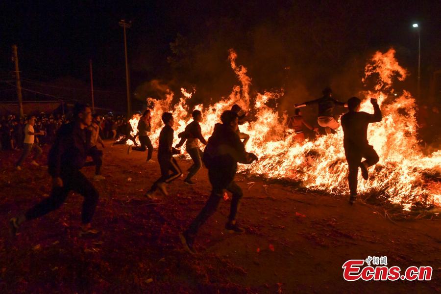 Haikou celebra la costumbre local de 'saltar sobre la hoguera' durante el Festival de los Faroles