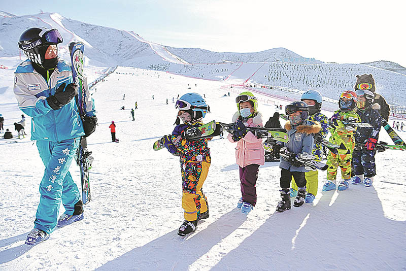 Xinjiang emerge como un atractivo espacio para practicar deportes de invierno 