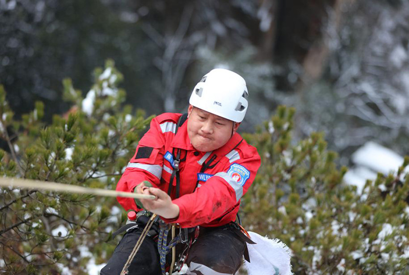 Durante una sesión de entrenamiento, miembros del equipo de rescate de emergencia se ofrecieron como voluntarios para recoger basura en rocas y acantilados del sitio turístico Wulingyuan de Zhangjiajie, provincia de Hunan, febrero del 2022. [Foto: Wu Yongbing/ China Daily]