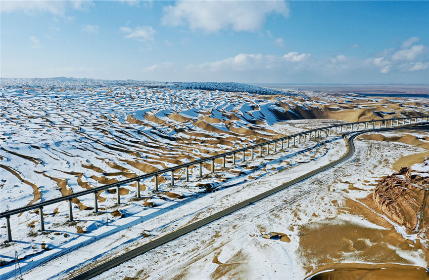 El Puente Shashangou es el único puente especialmente largo en China que cruza un desierto activo. Foto cortesía deChina Railway Lanzhou Group Co.,Ltd.