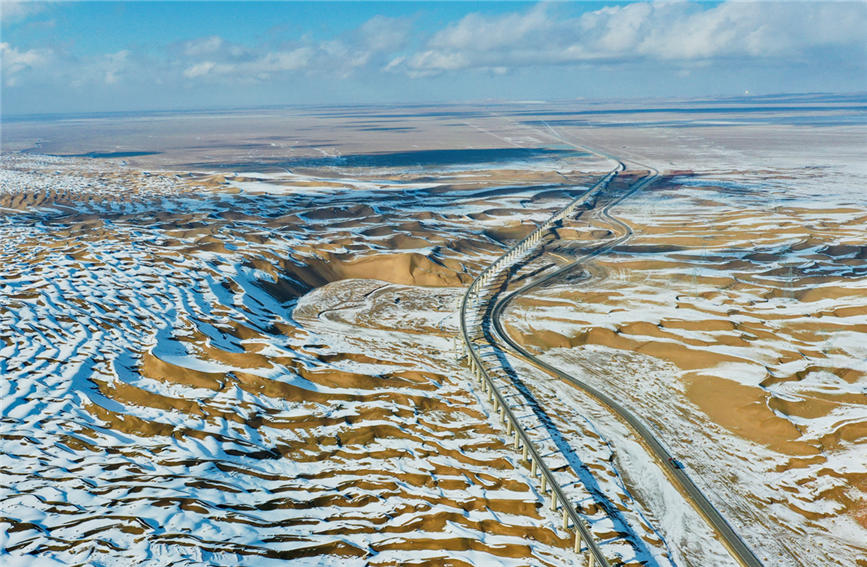 El Puente Shashangou es el único puente especialmente largo en China que cruza un desierto activo. Foto cortesía deChina Railway Lanzhou Group Co.,Ltd.