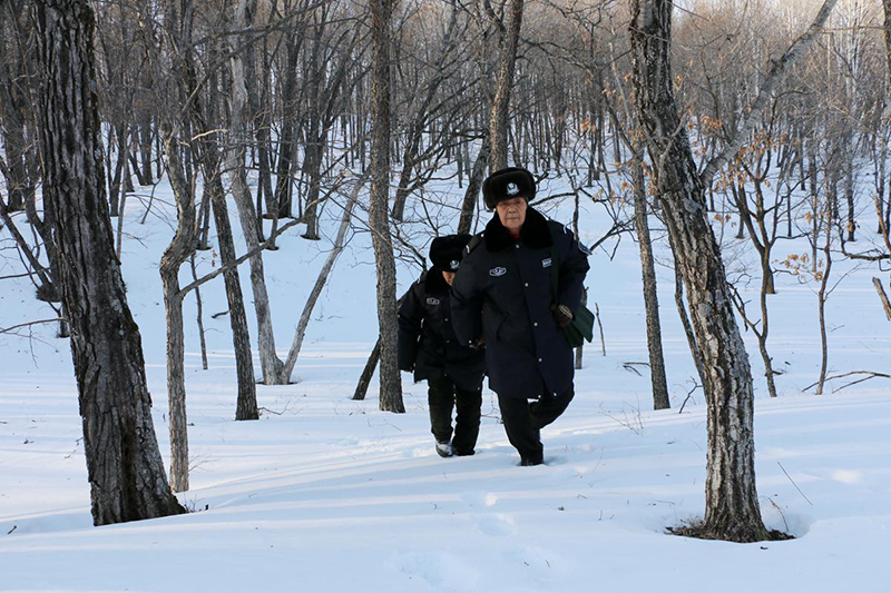 Han Shuxiu y Xue Kui patrullan el área fronteriza alrededor de la aldea Jinchanggou en Dongning, en la frontera entre China y Rusia, provincia de Heilongjiang. [Foto: proporcionada a chinadaily.com.cn]