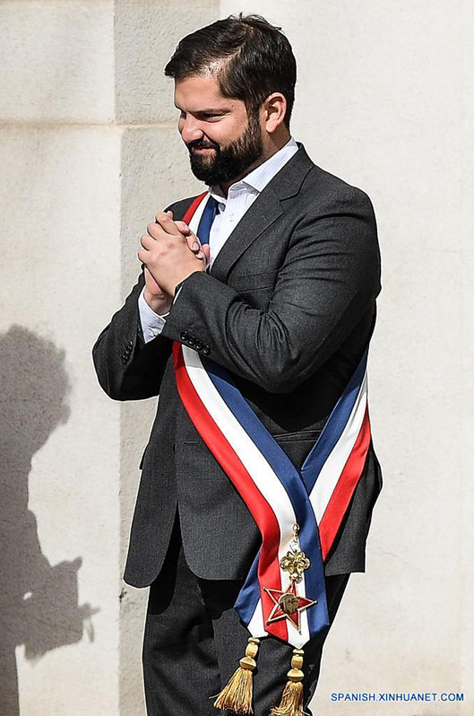 El presidente chileno, Gabriel Boric, reacciona previo a la toma de la fotografía oficial con su gabinete de ministros y subsecretarios en el Palacio de La Moneda, en Santiago, capital de Chile, el 12 de marzo de 2022. El político de 36 a?os Gabriel Boric Font asumió este viernes la Presidencia de Chile, con un gabinete de corte feminista, ecológico y lleno de juventud, en medio de la crisis económica y sanitaria que embiste al país sudamericano. (Xinhua/Jorge Villegas)