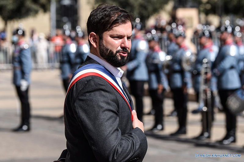 El presidente chileno, Gabriel Boric, recibe honores del Regimiento Escolta Presidencial Granaderos después de la toma de la fotografía oficial con su gabinete de ministros y subsecretarios en el Palacio de La Moneda, en Santiago, capital de Chile, el 12 de marzo de 2022. El político de 36 a?os Gabriel Boric Font asumió este viernes la Presidencia de Chile, con un gabinete de corte feminista, ecológico y lleno de juventud, en medio de la crisis económica y sanitaria que embiste al país sudamericano. (Xinhua/Jorge Villegas)