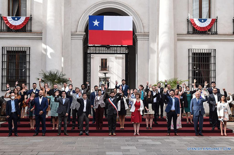 El presidente chileno, Gabriel Boric, posa para los representantes de los medios de comunicación después de la toma de la fotografía oficial con su gabinete de ministros y subsecretarios en el Palacio de La Moneda, en Santiago, capital de Chile, el 12 de marzo de 2022. El político de 36 a?os Gabriel Boric Font asumió este viernes la Presidencia de Chile, con un gabinete de corte feminista, ecológico y lleno de juventud, en medio de la crisis económica y sanitaria que embiste al país sudamericano. (Xinhua/Jorge Villegas)