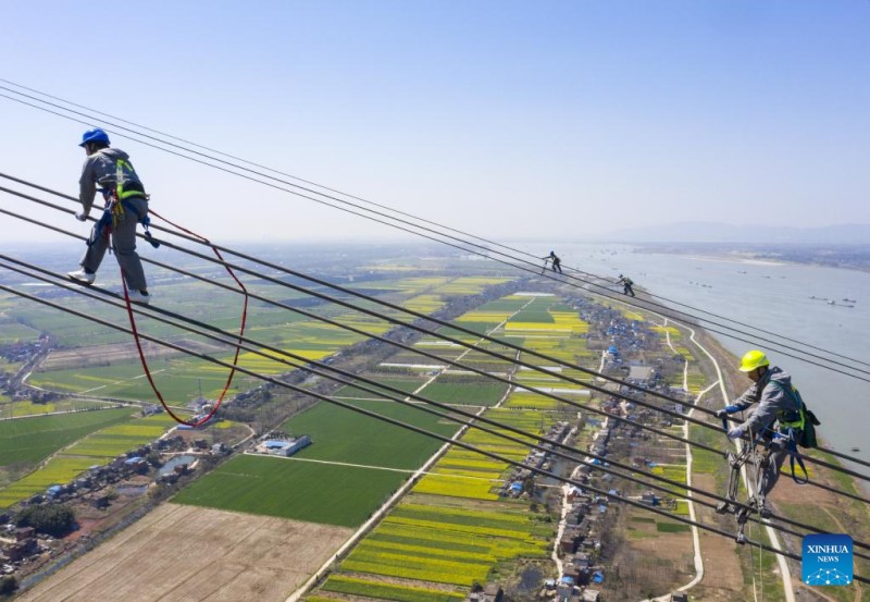 El proyecto de transmisión de energía de ultra alto voltaje (UHV, por sus siglas en inglés) que se extiende desde Lingzhou, en la región autónoma de Ningxia Hui, hasta Shaoxing, en la provincia de Zhejiang, es una parte importante de la enorme red eléctrica del país, a menudo denominada "autopistas eléctricas", construidas para transmitir electricidad desde su oeste rico en recursos al este más desarrollado y sediento de energía. (Foto: Zhao Xianfu/Xinhua)