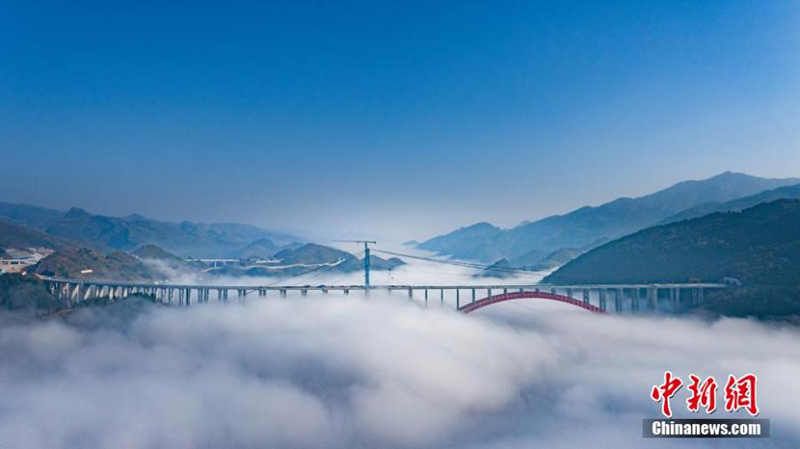 Espectacular vista del gran puente sobre las nubes en Guizhou