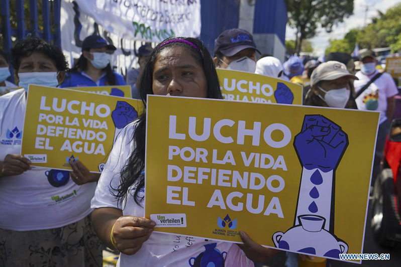 Personas participan en una manifestación en el marco del Día Mundial del Agua, en el departamento de San Salvador, El Salvador, el 22 de marzo de 2022. El Día Mundial del Agua se conmemora anualmente el 22 de marzo para recordar la relevancia del vital líquido. (Xinhua/Alexander Pe?a)