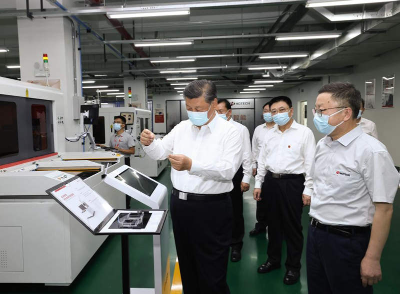 El presidente chino, Xi Jinping, también secretario general del Comité Central del Partido Comunista de China y presidente de la Comisión Militar Central, visita un taller de HGLaser Engineering Co., Ltd., en Wuhan, capital de la provincia de Hubei, en el centro de China, el 28 de junio de 2022. Xi realizó una gira de inspección en la ciudad de Wuhan, capital de la provincia central china de Hubei, el martes. (Xinhua/Ju Peng)